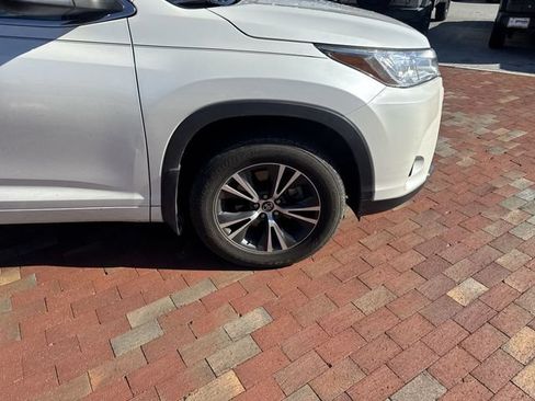 Used 2018 Toyota Highlander LE FWD image 16