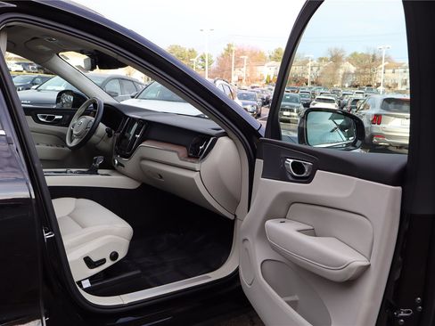 Used 2021 Volvo XC60 T5 Momentum w/ Premium Package image 27