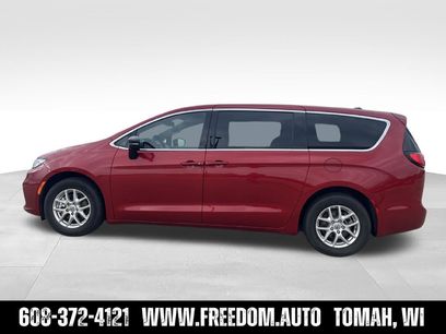 Used 2025 Chrysler Pacifica Select