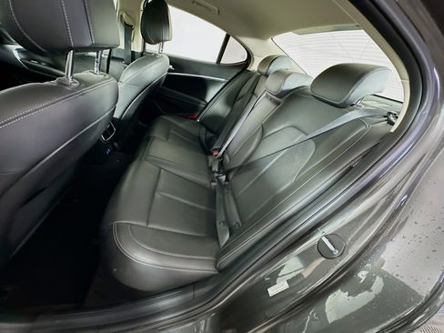 Used 2025 Genesis G70 2.5T image 28