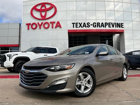 Used 2024 Chevrolet Malibu LT image 2