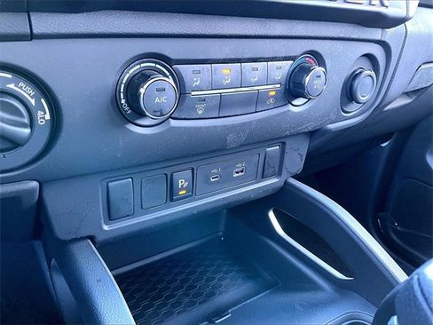 Used 2025 Nissan Frontier SV image 27