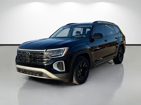 Used 2024 Volkswagen Atlas Peak Edition SEL image 7