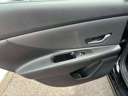 Used 2025 Hyundai Elantra Limited FWD image 5