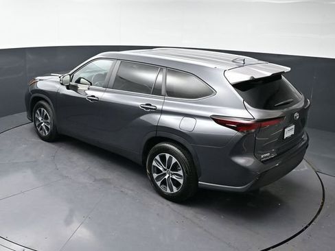 Used 2024 Toyota Highlander XLE image 32