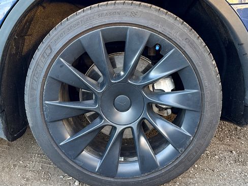 Used 2022 Tesla Model Y Long Range image 8