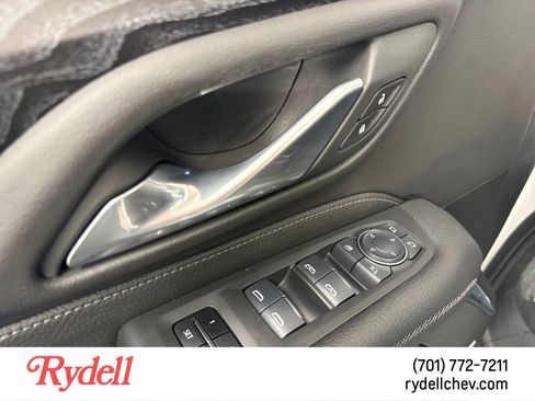 Used 2024 GMC Yukon Denali w/ Advanced Technology Package AWD/4WD image 11