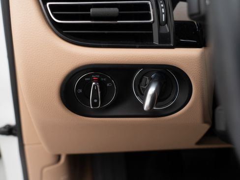 Certified 2019 Porsche Macan image 27