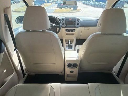 Used 2011 Volkswagen Tiguan SE image 21