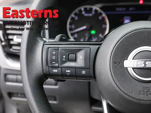 Used 2022 Nissan Rogue SV image 15