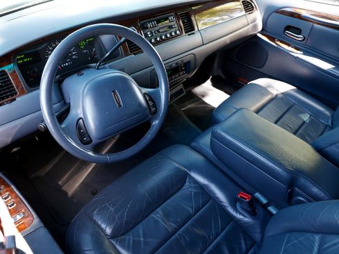 Used 1999 Lincoln Town Car Executive image 4