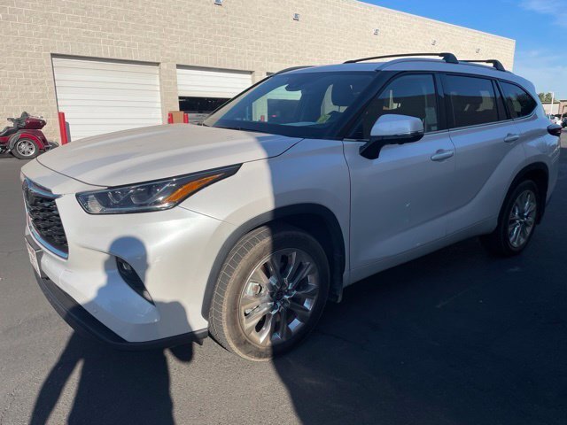 Used 2024 Toyota Highlander Limited AWD/4WD image 4