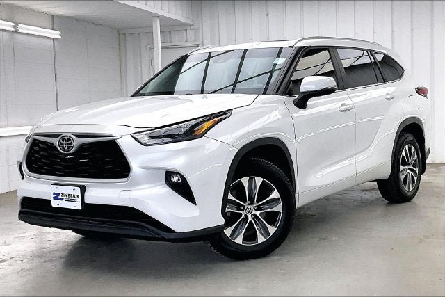 Used 2023 Toyota Highlander XLE AWD/4WD image 2