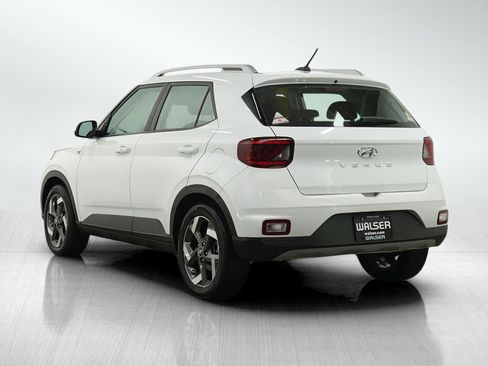 Used 2024 Hyundai Venue SEL FWD image 3