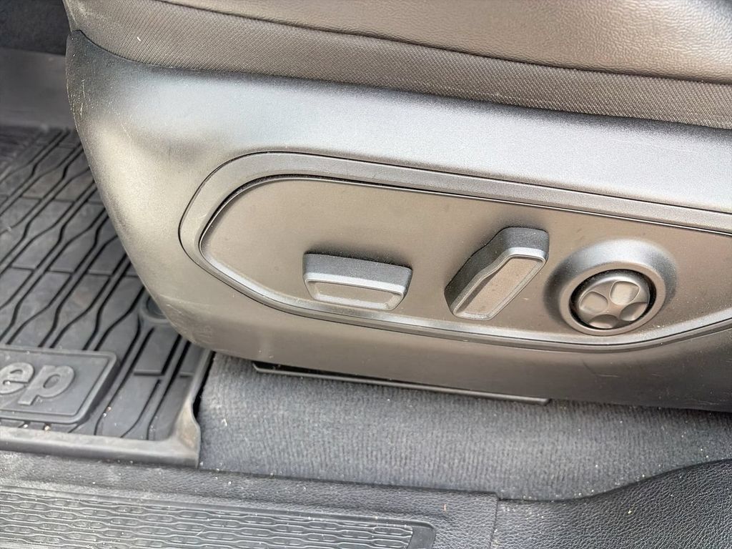 Used 2023 Jeep Grand Cherokee Altitude AWD/4WD image 16