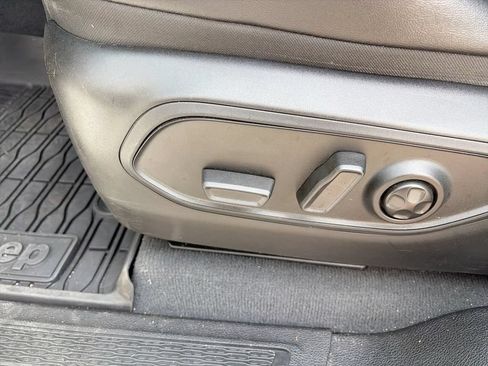 Used 2023 Jeep Grand Cherokee Altitude AWD/4WD image 16