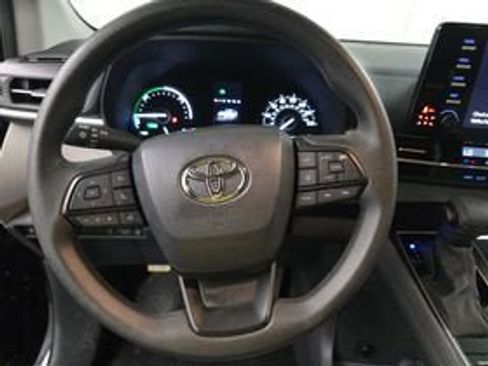 Used 2024 Toyota Sienna LE FWD image 7