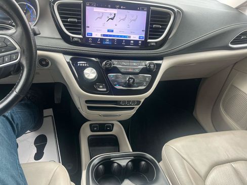 Used 2021 Chrysler Pacifica Touring-L FWD image 19