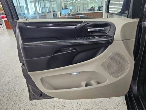 Used 2018 Dodge Grand Caravan SXT image 25