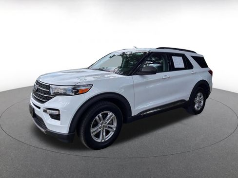 Used 2023 Ford Explorer XLT w/ Equipment Group 202A AWD/4WD image 4