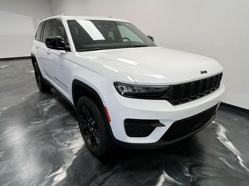 Used 2024 Jeep Grand Cherokee Altitude image 17