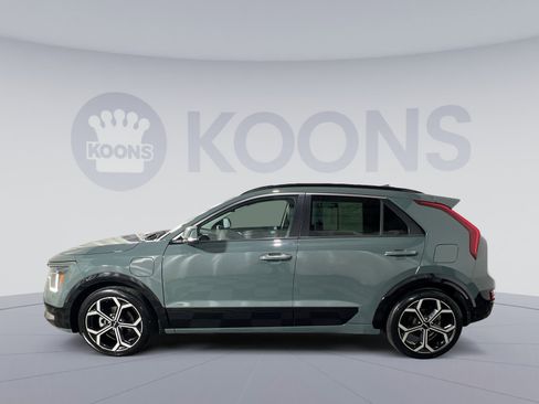 Used 2023 Kia Niro SX Touring image 2