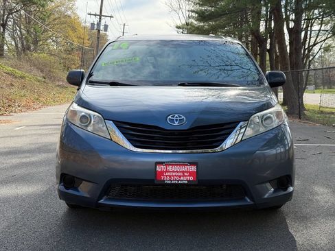Used 2014 Toyota Sienna LE image 2