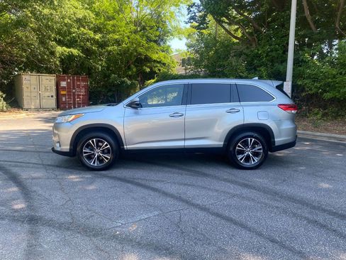 Used 2019 Toyota Highlander Plus FWD image 8