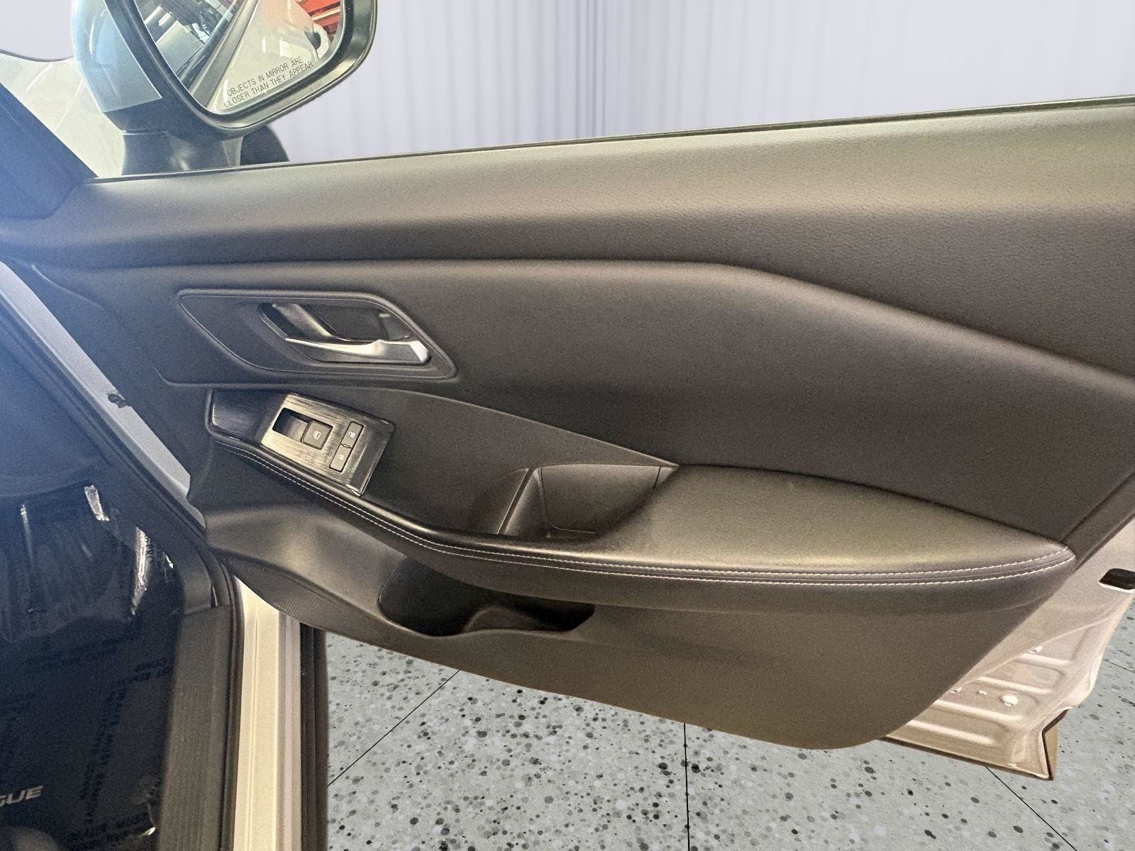 Used 2024 Nissan Rogue SV AWD/4WD image 15