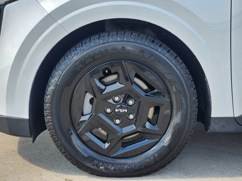 Used 2025 Kia Carnival FWD image 17