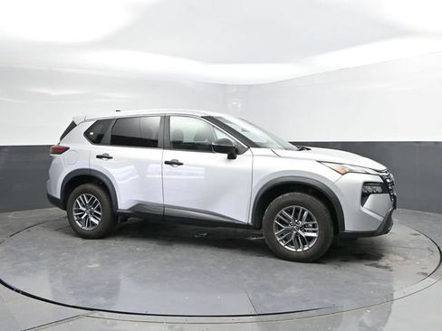 Used 2024 Nissan Rogue S AWD/4WD image 3