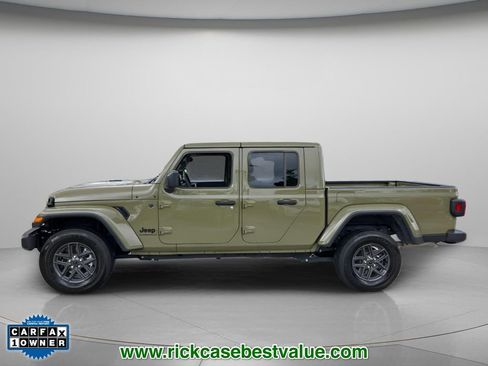 Used 2025 Jeep Gladiator Sport image 3