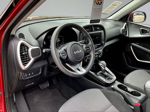Used 2025 Kia Soul LX w/ LX Technology Package FWD image 17