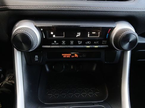 Used 2020 Toyota RAV4 LE FWD image 4