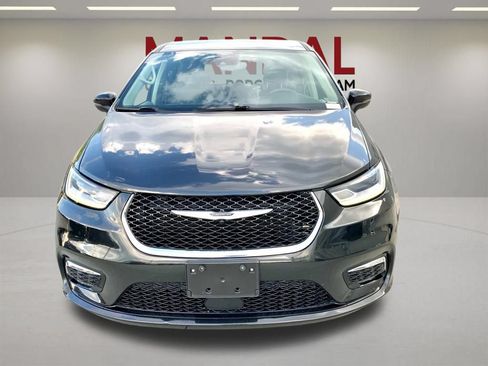 Used 2023 Chrysler Pacifica Touring-L FWD image 3