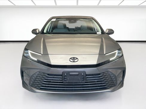 Used 2025 Toyota Camry XLE FWD image 2