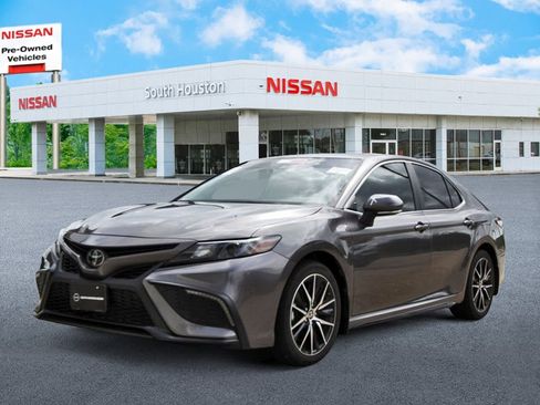 Used 2024 Toyota Camry SE w/ Convenience Package FWD image 2