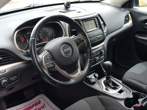 Used 2017 Jeep Cherokee Latitude AWD/4WD image 8