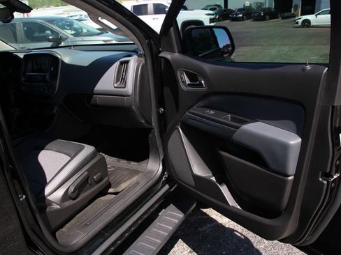 Used 2017 Chevrolet Colorado Z71 AWD/4WD image 31
