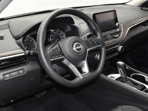 Used 2024 Nissan Altima 2.5 SV AWD/4WD image 17