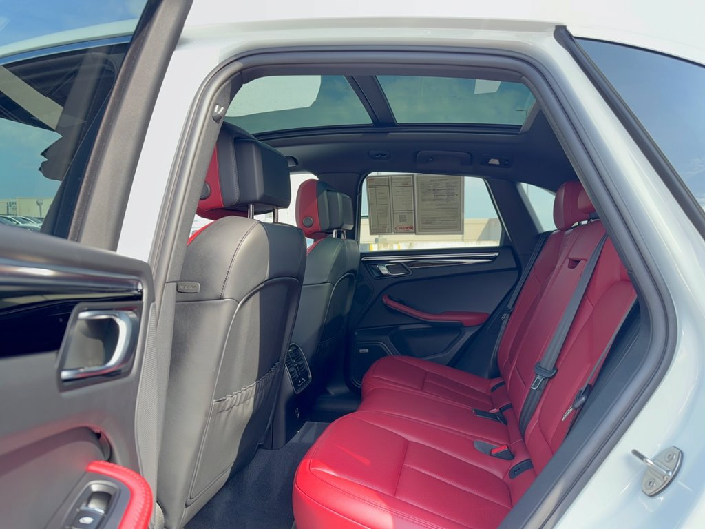 Certified 2024 Porsche Macan S AWD/4WD image 25