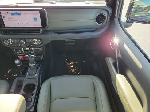 Used 2025 Jeep Gladiator Mojave w/ Convenience Group AWD/4WD image 16