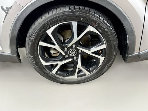 Used 2019 Toyota C-HR XLE FWD image 37