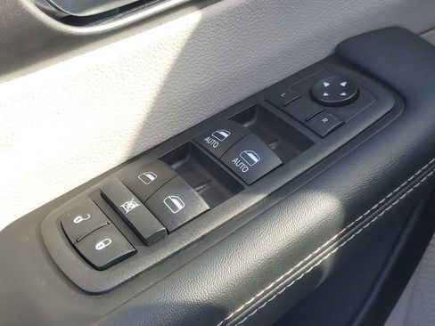 Used 2024 Chrysler Pacifica Touring-L image 13