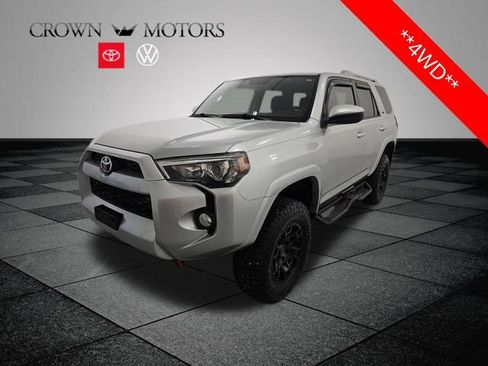 Used 2018 Toyota 4Runner SR5 AWD/4WD image 3
