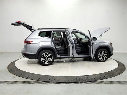 Used 2024 Volkswagen Atlas SE image 16
