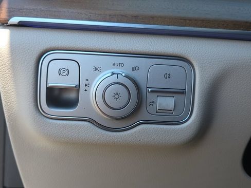 Used 2021 Mercedes-Benz GLS 580 4MATIC image 13