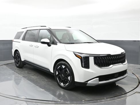 Used 2025 Kia Carnival EX image 2