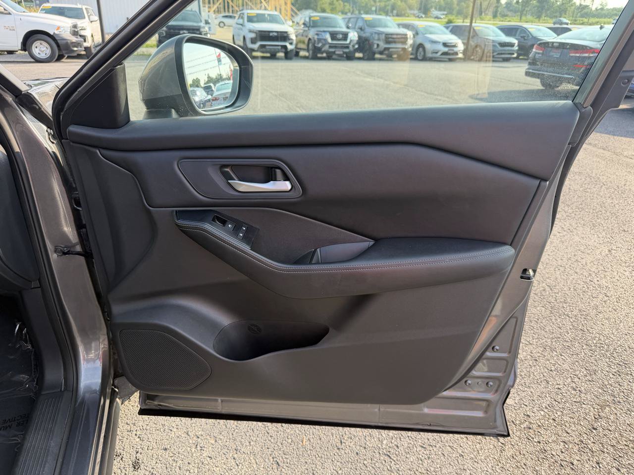 Used 2025 Nissan Rogue SV AWD/4WD image 21