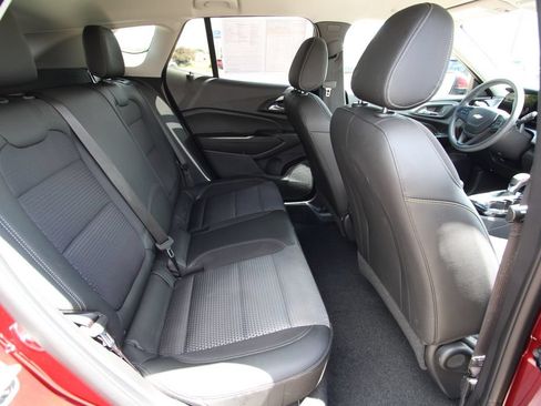 Used 2025 Chevrolet Trax LT FWD image 9